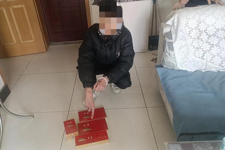 重庆男子偷高档香烟(男子盗窃香烟)